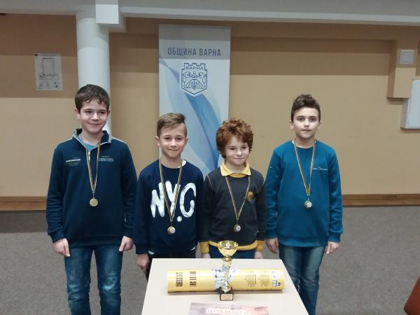 Отборът по шахмат с  купата на Варна