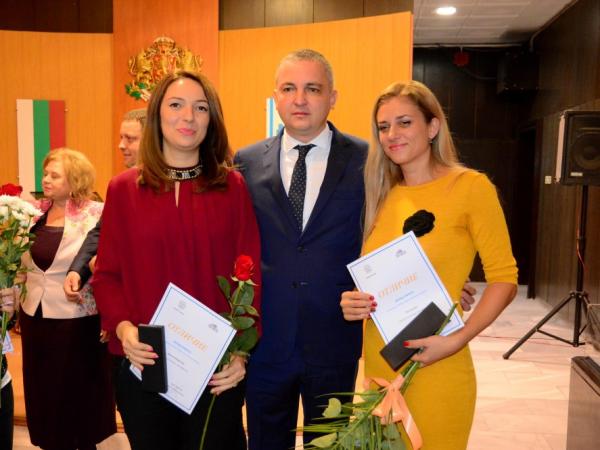 Яна Кунева и Драга Маринова  с  Общинско отличие