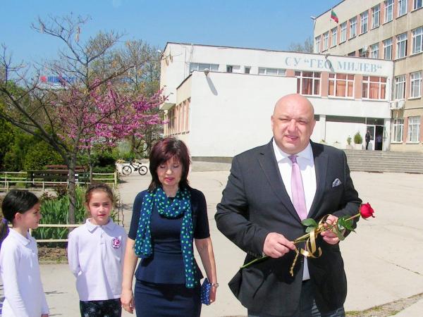 Министър Кралев посети Средно училище "Гео Милев" -Варна