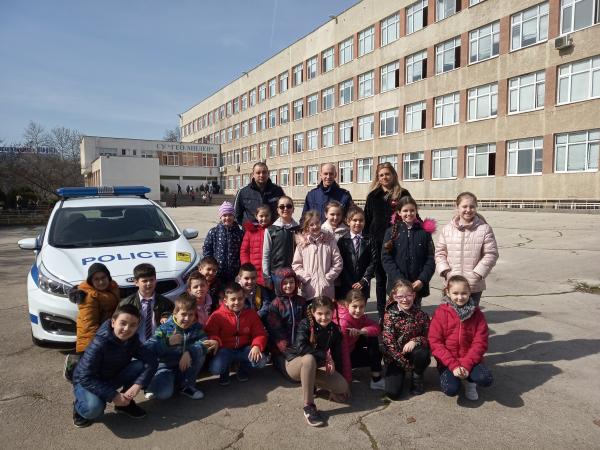 Полицейският автомобил отблизо