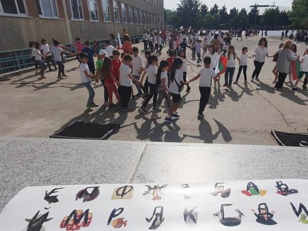 Спортният празник започна с "азбучно хоро"