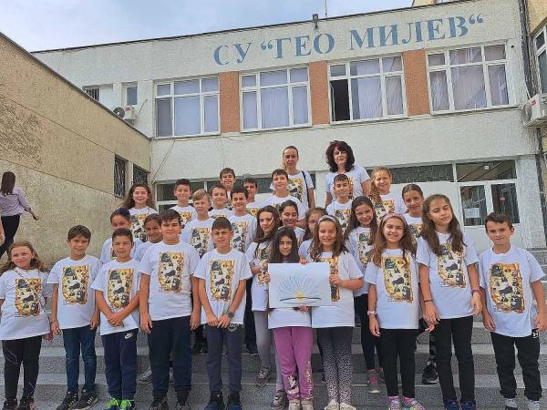 Ученици и учители с тениски с ликовете на български будители