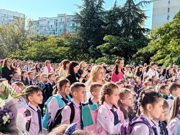Напълно обновено СУ "Гео Милев" посрещна днес учениците