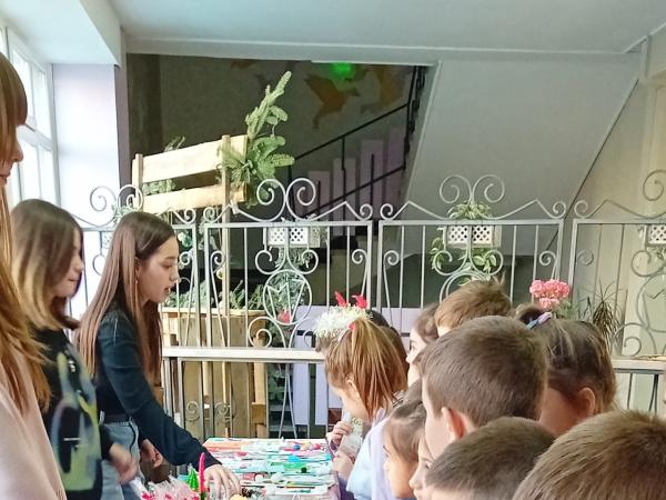 Коледният базар в училище донесе и коледно настроение