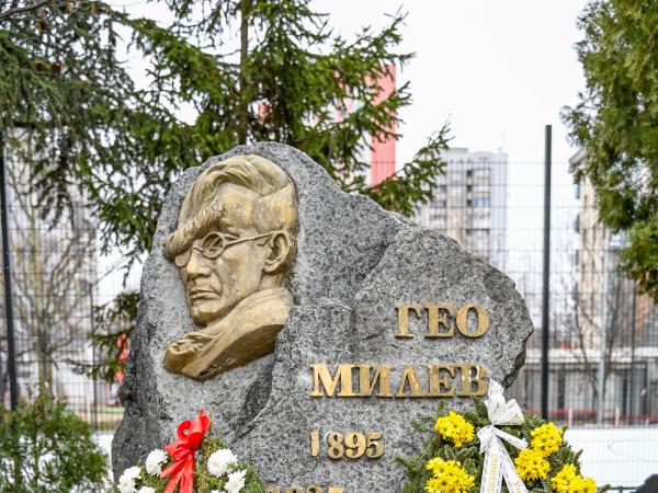 Две годишнини на своя патрон отбелязва  Средно училище „Гео Милев“