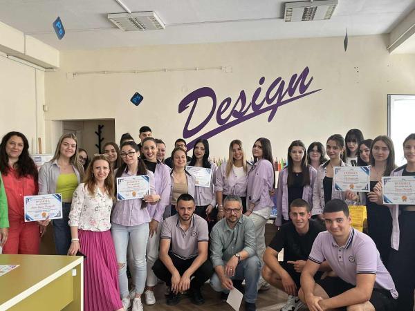 Ученици от XI „б“ клас подготвиха плакати ЗА ЦПЛР – ЦКО