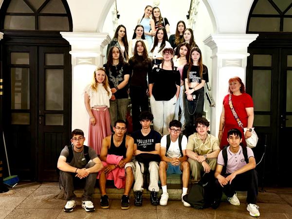 Учениците от ,,Рекламна графика”  разгледаха изложбата „ОБЕКТивно“